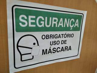 Cartaz determina uso de máscara, obrigatório segundo decretos da prefeitura. (Foto: Marta Ferreira)