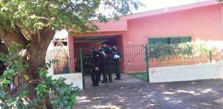 Policiais deixam a casa da ex-secretária Berenice Machado (Foto: Adilson Domingos)
