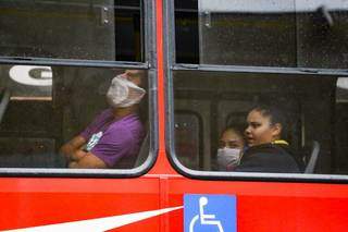 Passageiros em ônibus do transporte coletivo de Campo Grande (Foto: Marcos Maluf/Arquivo)