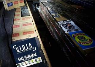Pol&iacute;cia apreende caminh&otilde;es carregados com mil caixas de cigarro contrabandeados 