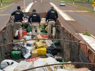 Policiais rodoviários federais durante apreensão de 11 toneladas de maconha, no final de junho (Foto: Divulgação)