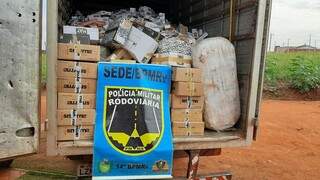 Dupla &eacute; presa com R$ 356 mil em cigarros, roupas e rel&oacute;gios contrabandeados 