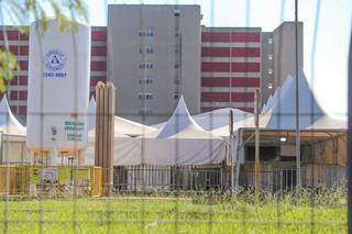 Hospital Regional Rosa Pedrossian atrás da tenda onde funciona o hospital de campanha (Foto: Marcos Maluf)