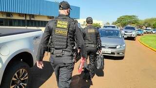 Agentes do Gaeco deixam prefeitura carregando documentos apreendidos ontem (Foto: Adilson Domingos)