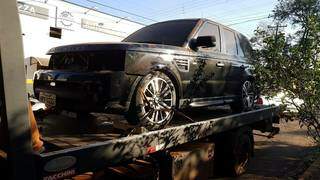 Veículo Range Rover sendo guinchado. (Foto: Polícia Federal)