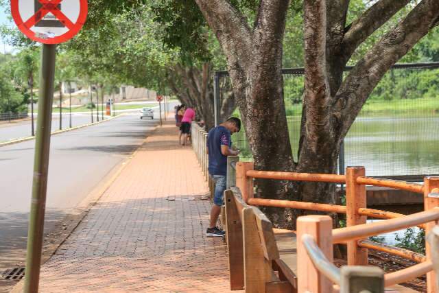 Armado, bandido rouba moto de homem e foge com ajuda de comparsa no Lago do Amor