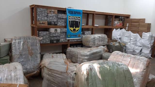 Dupla &eacute; presa com R$ 356 mil em cigarros, roupas e rel&oacute;gios contrabandeados 