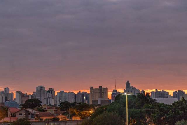 Previs&atilde;o para quinta-feira &eacute; de c&eacute;u claro, calor e tempo seco, segundo Inmet