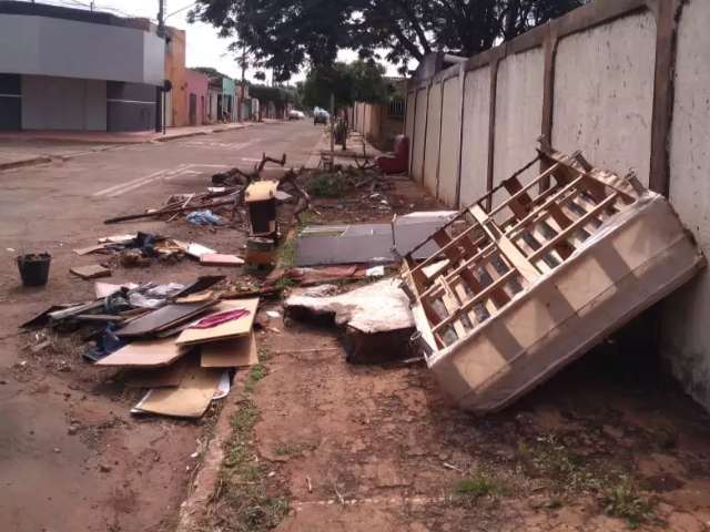 Moradora reclama de ratos e lixo acumulado em rua das Moreninhas