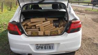 Ap&oacute;s persegui&ccedil;&atilde;o, pol&iacute;cia prende traficante com ve&iacute;culo lotado de maconha  