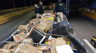 Carreta com placas de MS é apreendida com R$ 6 milhões em contrabando Carreta com placas de MS é apreendida com R$ 6 milhões em contrabando