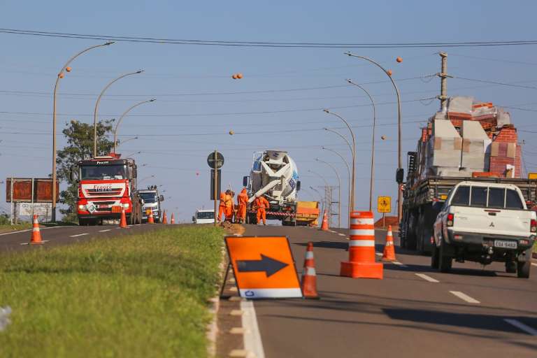 Operários trabalham nas obras do obstáculo de concreto (Foto: Marcos Maluf)