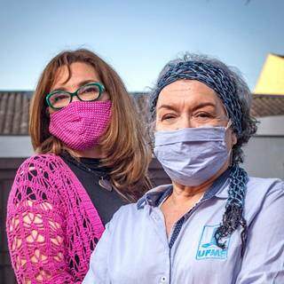 Professoras Beth Bilange, de máscara azul, e Lucilene Machado, com máscara rosa (Foto: Reprodução/Facebook))