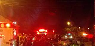 Equipes policiais e de socorro no local do acidente, no sábado à noite. (Foto: Direto das Ruas)