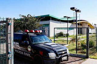 Viatura da Polícia Civil saindo da Casa da Mulher Brasileira em Campo Grande (Foto: Henrique Kawaminami)
