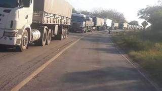 Fila de caminhões formada após fechamento da fronteira chegou a 20 km (Foto: Direto das Ruas)
