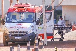 Ambulância no Hospital Regional de Campo Grande, onde ocorreram a maioria das mortes desde o início da pandemia. (Foto: Marcos Maluf)