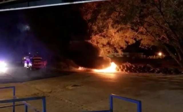 Centenas de pneus s&atilde;o incendiados em bloqueio contra a covid-19