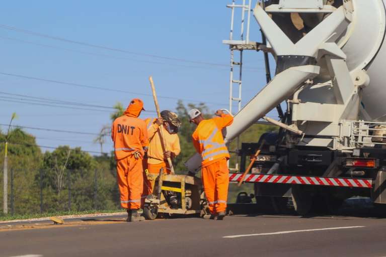 Trabalhadores em segmento da obra na BR-262 (Foto: Marcos Maluf)