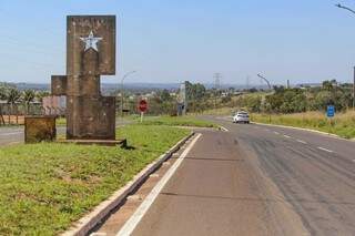 Trecho urbano da BR-262 tem pista dividida por obst&aacute;culo de concreto