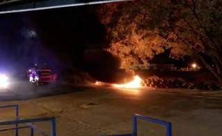 Centenas de pneus s&atilde;o incendiados em bloqueio contra a covid-19