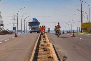 Trecho urbano da BR-262 tem pista dividida por obst&aacute;culo de concreto