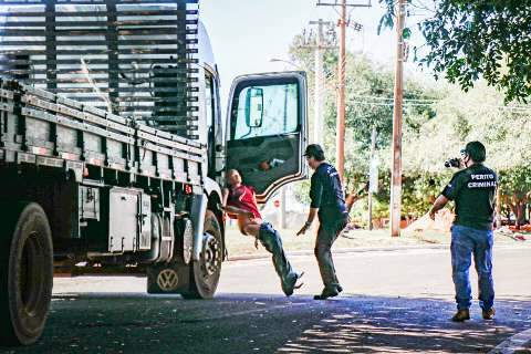 Perícia reproduz acidente fatal, para ver se motorista jogou vítima de caminhão