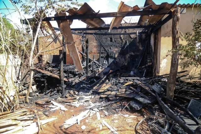 Inc&ecirc;ndio destr&oacute;i c&ocirc;modo usado como dep&oacute;sito e assusta moradores do Buriti