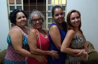 Antônia Benta, de vermelho, com as filhas Andréia e Fernanda e com a neta, Bruna. (Foto: Arquivo da Família)