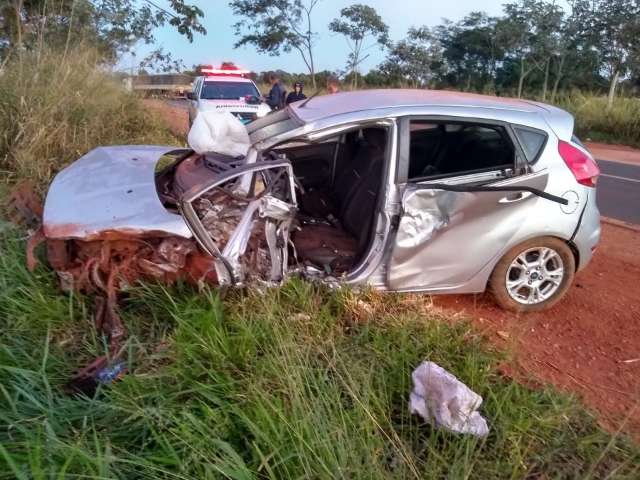 Colis&atilde;o entre carro e carreta deixa motorista gravemente ferido na MS-276