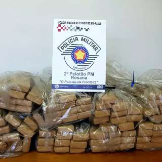 Motorista fura bloqueio, mas &eacute; preso com quase 100 kg de drogas