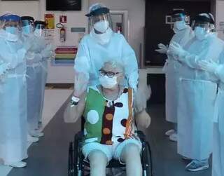 Em v&iacute;deo, funcion&aacute;rios comemoram alta de paciente de 74 anos