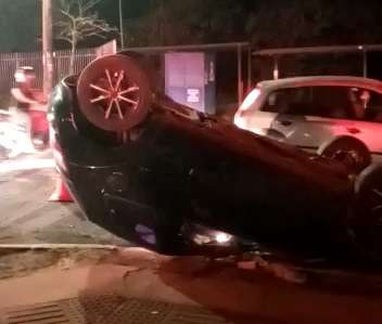 Motorista b&ecirc;bado &eacute; preso ap&oacute;s atingir carro e capotar em cruzamento