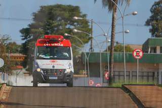 Ambulância do Samu deixa Hospital regional de Campo Grande. (Foto: Marcos Maluf)