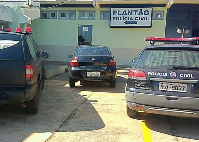 PM flagra defensor p&uacute;blico b&ecirc;bado, dormindo em camionete ligada 