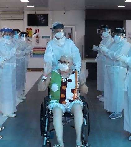 Em v&iacute;deo, funcion&aacute;rios comemoram alta de paciente de 74 anos