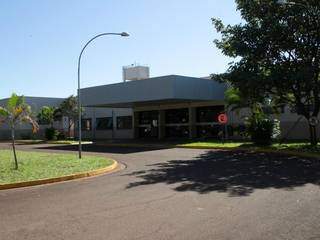 Fachada do Hospital Universitário de Dourados, onde paciente estava internada. (Foto: Dourados Agora)