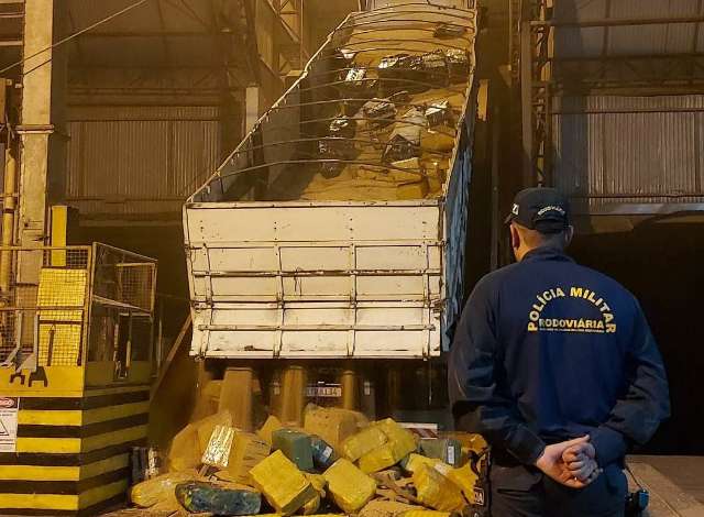 Pol&iacute;cia encontra maconha avaliada em R$ 4 milh&otilde;es sob carga de soja