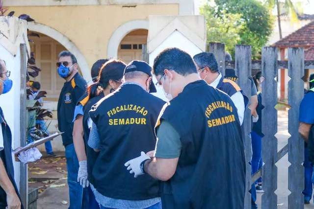 No 1&deg;dia de regras mais r&iacute;gidas, fiscais percorreram 353 com&eacute;rcios e fecharam 14