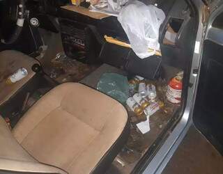 Latas de cervejas vazias foram encontradas dentro do carro. (Foto: Divulgação/Guarda Municipal)