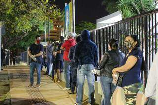 Fila no dia 10, quando começaram as testagens noturnas na Capital, na Escola Lucia Martins Coelho)