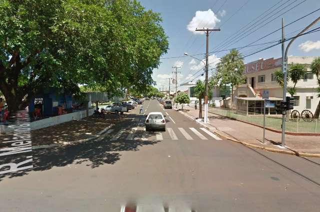 Idosa morre atropelada por motocicleta ao tentar atravessar a rua