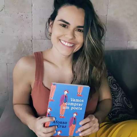 Pelo Instagram, Ana Paula d&aacute; volta ao mundo em 50 livros