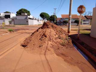 Monte de terra foi deixado na esquinada de rua no Aero Rancho (Foto: Divulgação/Direto das Ruas)