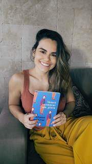 Ana Paula Martinho Saltão segurando o livro &#34;Vamos comprar um poeta&#34;. (Foto: Arquivo pessoal)