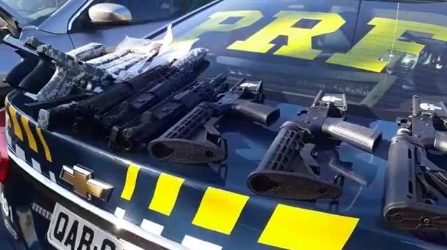 Nervosismo chama aten&ccedil;&atilde;o, e motorista &eacute; preso com 3 fuzis e 2 pistolas 9mm