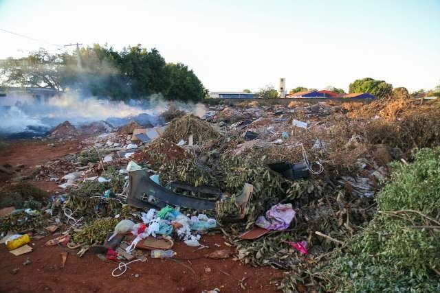 Cansados de viver em meio a lix&atilde;o, moradores denunciam abandono e fogo di&aacute;rio