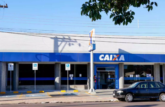 Caixa deposita nesta 2&ordf; feira FGTS emergencial para nascidos em abril 