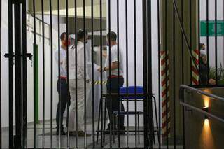 Funcionários preparam testagem na Escola Estadual Lúcia Martins Coelho (Foto: Marcos Maluf/Arquivo)