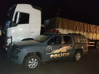 Dupla sai correndo e pol&iacute;cia apreende carga de cigarro de R$ 2 milh&otilde;es